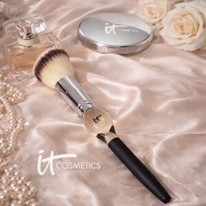 IT Cosmetics Heavenly Luxe Face Brush – Brand New – Authentic